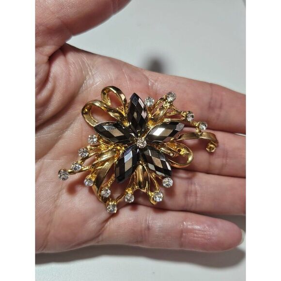 **Sale** Gold tone rhinestone flower brooch - Picture 1 of 9
